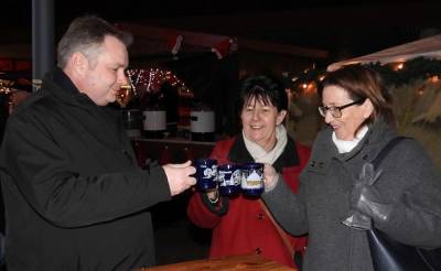 Weihnachtsmarkt-Treffen der FWG, 08.12.2017 - Auf dem Limburgerhöfer Weihnachtsmarkt mit 
Elke Rottmüller und Regina Schultheiß. Man trifft 
sich eben immer wieder 