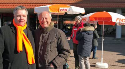 Infostand zur Bürgermeisterwahl, Burgunder Platz, 24.02.2018 - Unterstützung durch die Familie Patzelt.