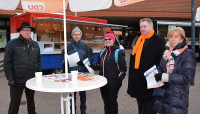 Infostand mit Clemens Körner, Burgunder Platz, 01.03.2018 - Unterstützer und Kandidat für die Kälte bestens ausgestattet