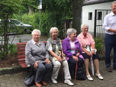 Spende zweier Parkbänke von der CDU Altenhilfe an die Gemeinde - 